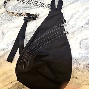 Sak Roots black. Graphic stra with a single strap